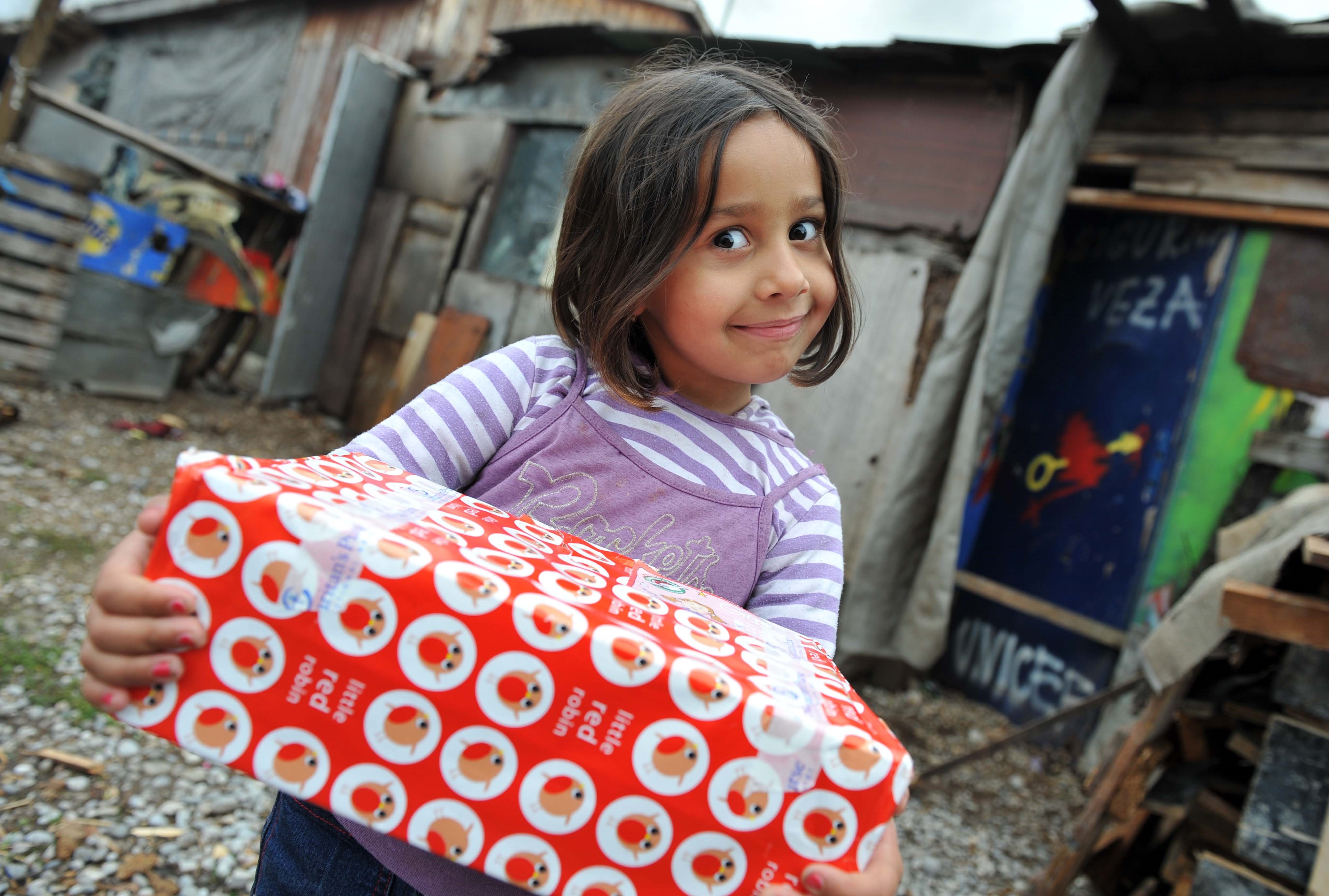 Picture of child with showbox gift